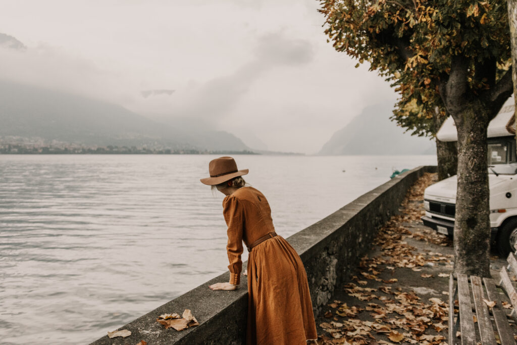how italians will know you are america - girl looking out over lake como in the autumb