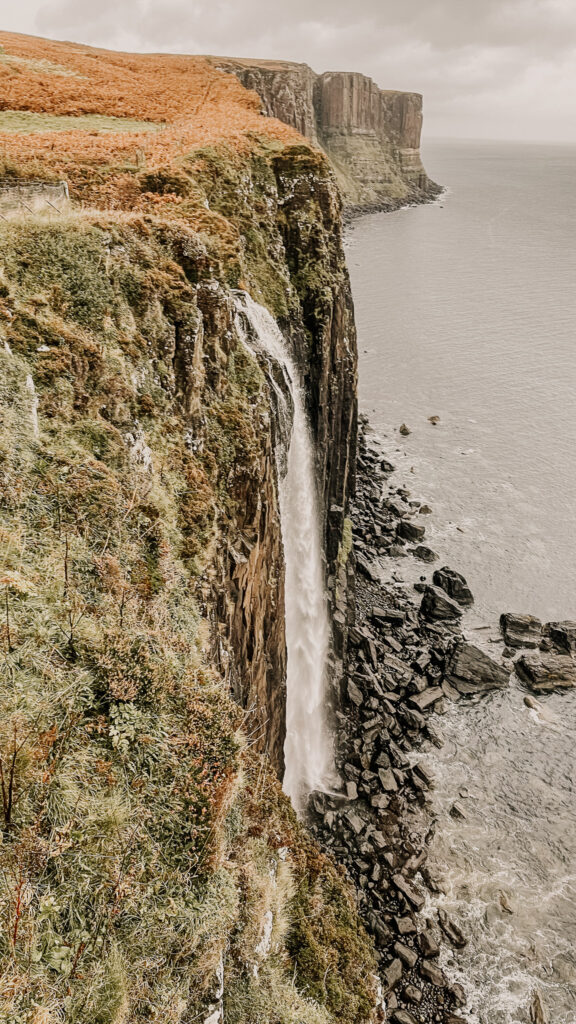 Discover the majestic Kilt Rock on the Isle of Skye, a stunning natural wonder resembling a pleated kilt, with its dramatic cliffs and waterfall cascading into the sea. This iconic landmark offers breathtaking views and a unique glimpse into Scotland's geological beauty. Perfect for nature lovers and photographers, Kilt Rock is a must-visit destination on the Isle of Skye. #scotland #scotlandtravelguide